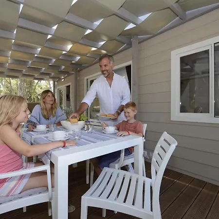 Chalet Serene By The Shore